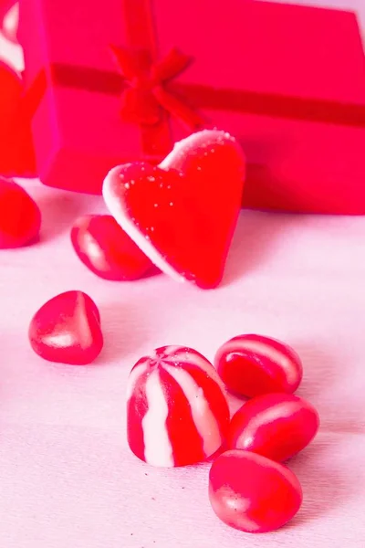 ピンクの背景に心お菓子とギフト ボックス — ストック写真
