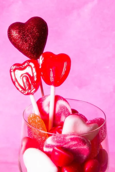 Vidro Com Doces Pirulitos Cardíacos — Fotografia de Stock