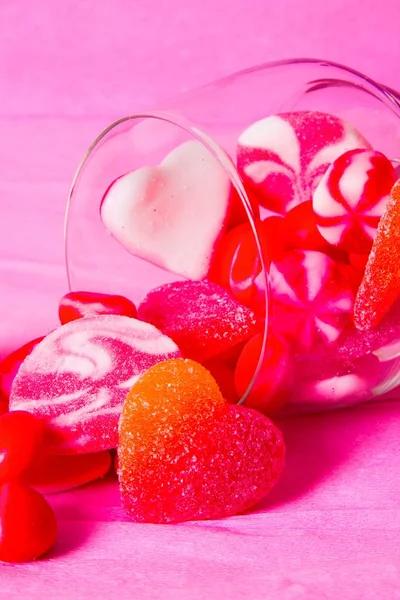 Tasse Verre Avec Bonbons Caoutchouc Forme Coeur Sur Fond Rose — Photo