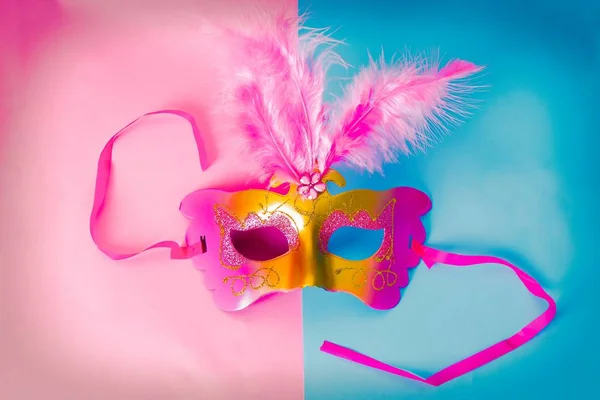 狂欢派对粉红色和蓝色背景的嘉年华面具 — 图库照片