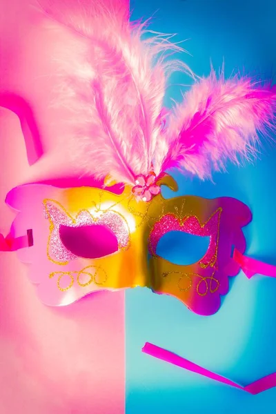 Karneval Maska Dvě Barvy Pozadí — Stock fotografie