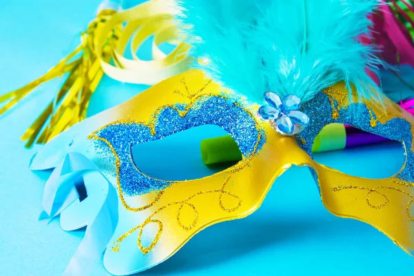 狂欢派对蓝色背景下的狂欢节面具和派对帽 — 图库照片