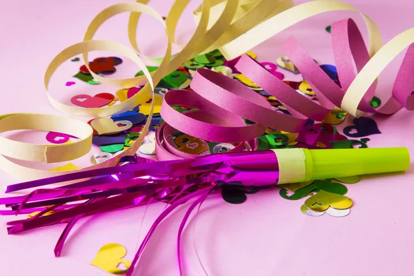 Matasuegras Confetes Streamers Coloridos Conceito Partido — Fotografia de Stock