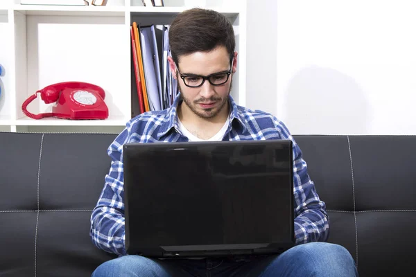 Giovane Hipster Ufficio Con Laptop Ufficio — Foto Stock