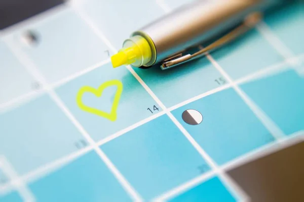 用黄色钢笔在日历中提醒情人节 — 图库照片