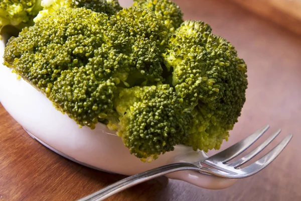 Piring Keramik Dengan Brokoli Atas Meja Kayu — Stok Foto