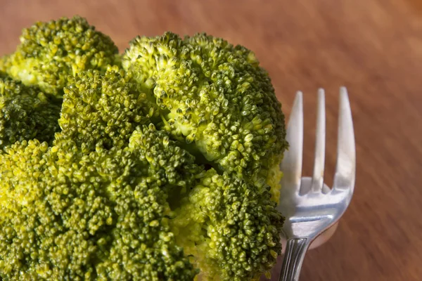 Piring Keramik Dengan Brokoli Atas Meja Kayu — Stok Foto
