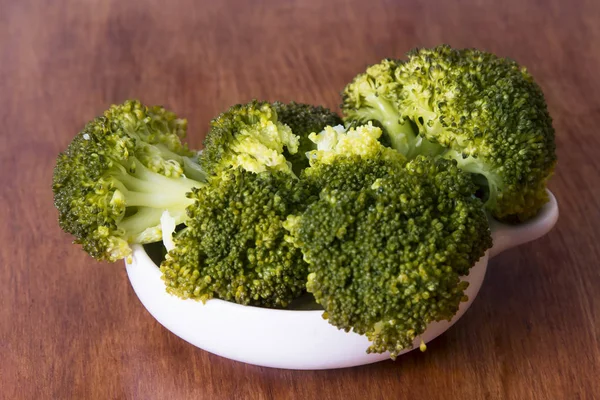 Mangkuk Brokoli Hijau Dimasak Pada Latar Belakang Kayu — Stok Foto