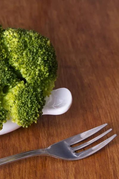 Mangkuk Brokoli Hijau Dimasak Pada Latar Belakang Kayu — Stok Foto