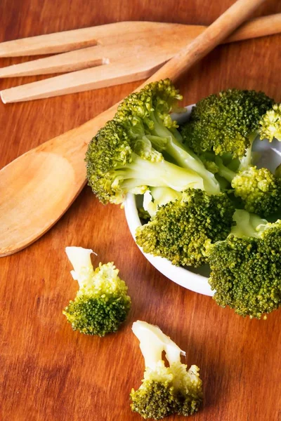 Gekochter Brokkoli Mit Besteck Auf Holztisch — Stockfoto