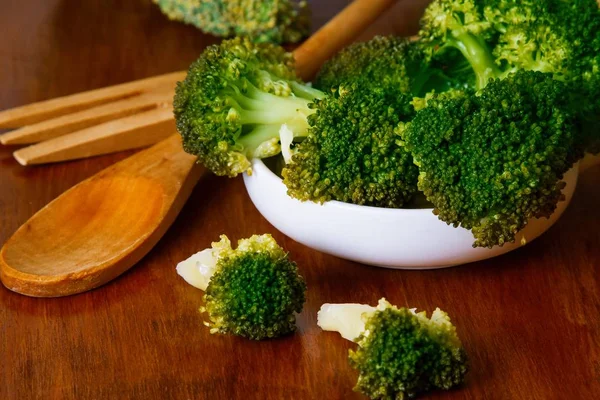 Brokoli Dimasak Dengan Sendok Garpu Atas Meja Kayu — Stok Foto