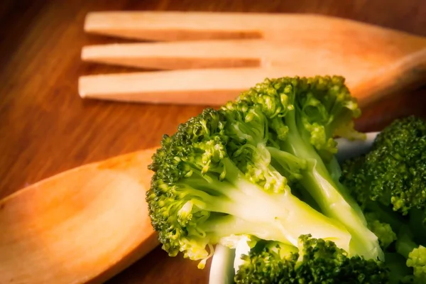 Brokoli Dimasak Dengan Sendok Garpu Atas Meja Kayu — Stok Foto