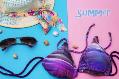 Mavi zemin üzerine yaz aksesuarları