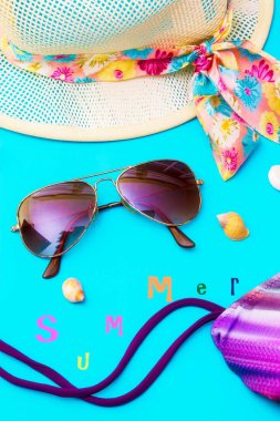 Mavi zemin üzerine yaz aksesuarları