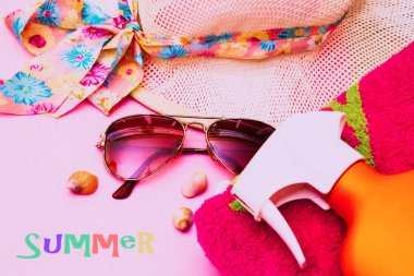 Yaz kap mavi ve pembe bir arka plan üzerinde