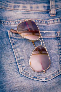 Mavi jeans cebinde güneş gözlüğü