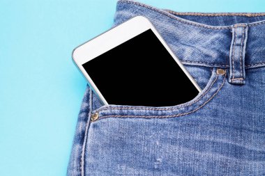 Mavi jeans cebinde cep telefonu