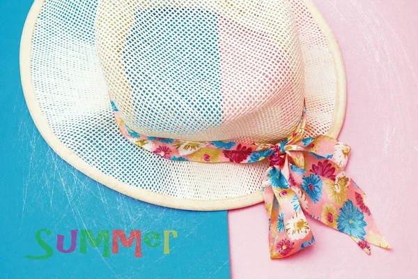 Sommermütze Auf Blauem Und Rosa Hintergrund — Stockfoto