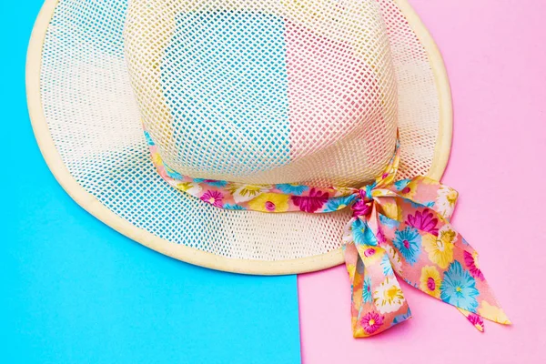 青色とピンク色の背景に夏キャップ — ストック写真