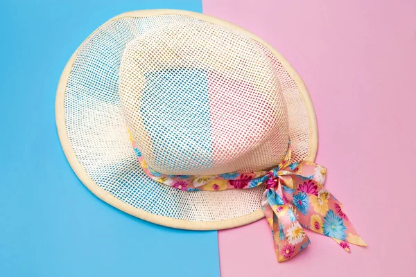 青色とピンク色の背景に夏キャップ — ストック写真