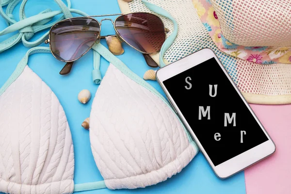 夏のアクセサリー ビキニ サングラス 携帯電話 — ストック写真
