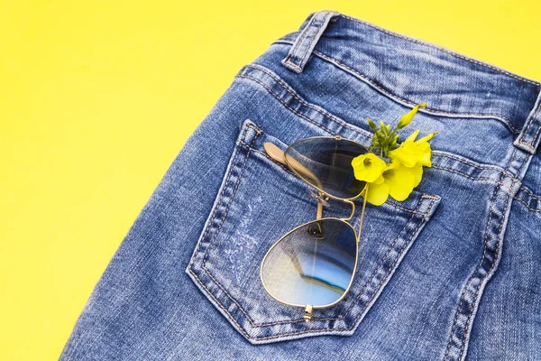 Солнцезащитные Очки Желтые Цветы Кармане Джинсов — стоковое фото