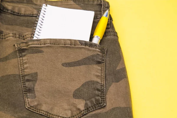 Cuaderno Bolígrafo Bolsillo Militar Sobre Fondo Amarillo — Foto de Stock