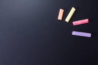 Renkli kalemler ve karatahta, okula dönüş konsepti.