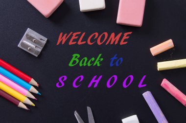 Kitaplar, kalemler, silgiler ve tahtaya yazılmış metinler okula geri dönüyor.