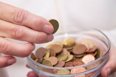 Bozuk paralı eller ve bozuk para kavanozu, emeklilik kavramı