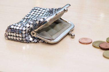 Arka planda bozuk paralar olan cüzdan. Tasarruf kavramı