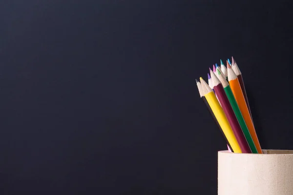 彩色铅笔和黑板 回到学校的概念 — 图库照片