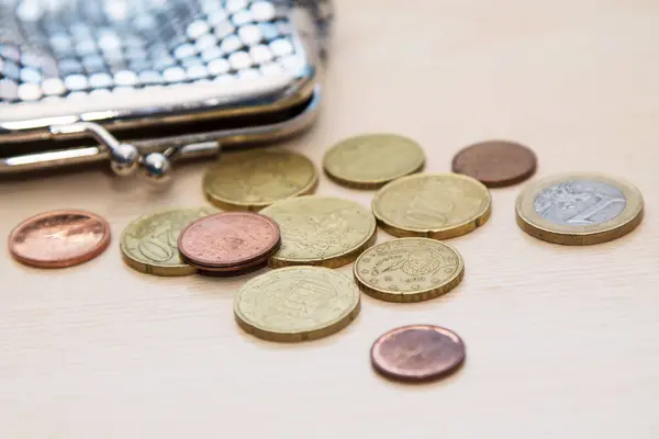 带着浅色背景硬币的钱包 存钱的概念 — 图库照片
