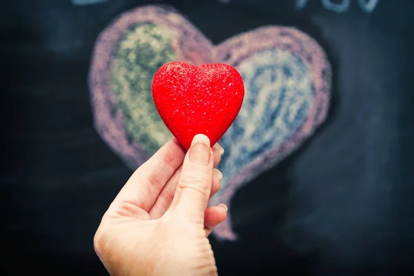 Weibliche Hand Hält Rotes Herz Mit Tafelhintergrund Und Zeichnet Herzfarben — Stockfoto