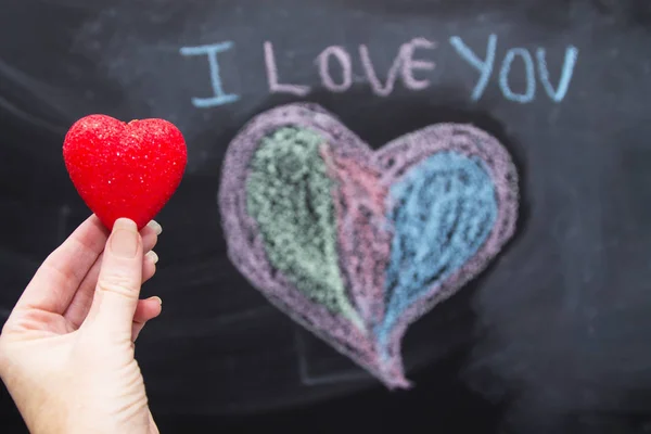 Hand Met Hart Tekening Achtergrond Schoolbord Concept Van Valentijnsdag — Stockfoto