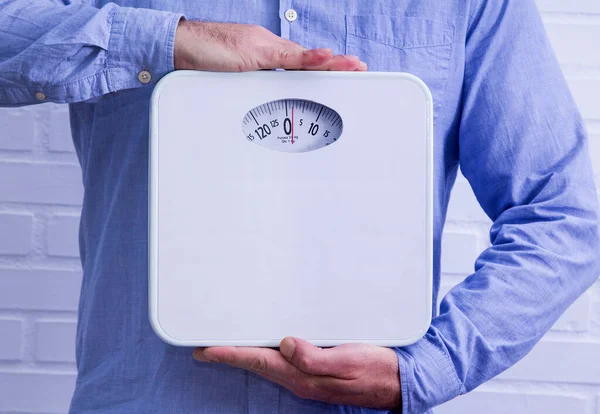 体重計や食事や健康の概念を持つ男性の手は — ストック写真