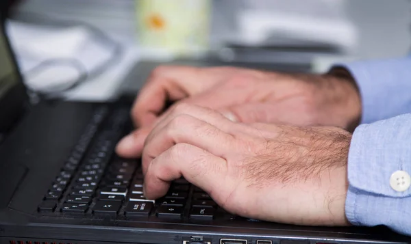 Manliga Händer Trycker Tangentbordet — Stockfoto