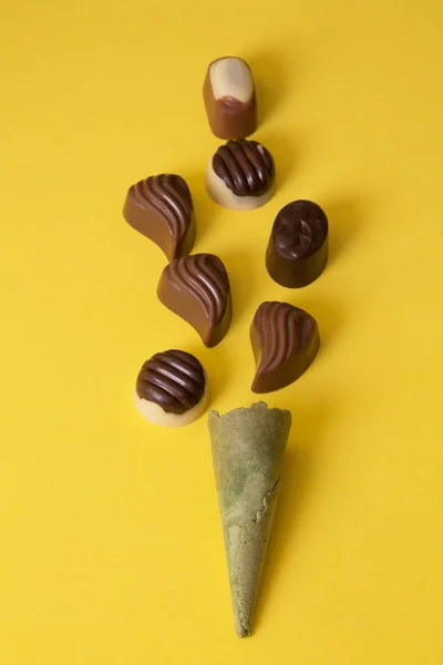 Coni Gelato Cioccolatini Sfondo Giallo — Foto Stock