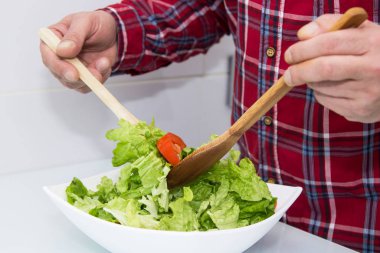 Elinde salata, diyet ve sağlık konsepti olan bir adam.