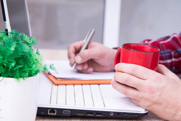 Homme Avec Tasse Café Documents Dans Bureau — Photo