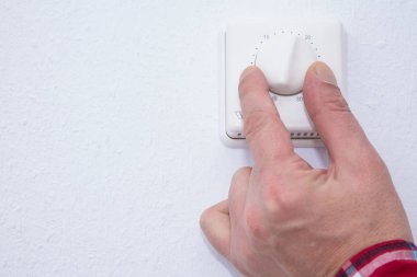 Merkezi ısıtma sistemi için termostat denetimi