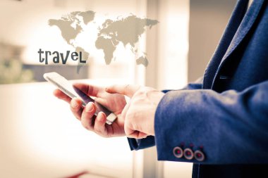İş adamı cep telefonundan seyahat organize ediyor.