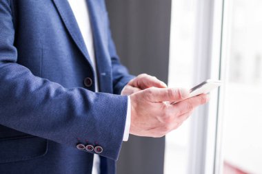 Cep telefonuyla ofiste iş adamı