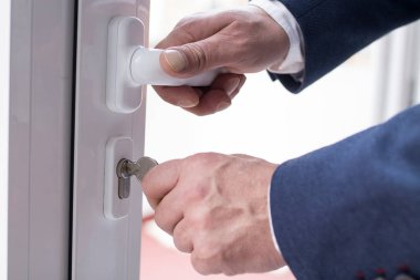Yeni evin anahtarlarını vermek, gayrimenkul konsepti.