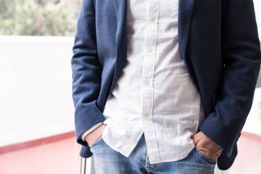 İşadamı elleri cebinde rahatlıyor.