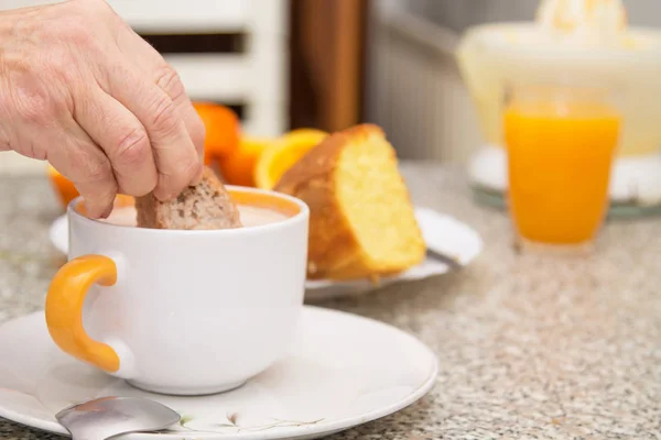 Memiliki Sarapan Sepotong Kue Dengan Kopi — Stok Foto