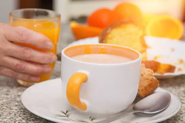 コーヒーとオレンジジュースで朝食 — ストック写真