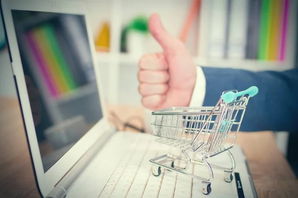 Empresário Com Carrinho Compras Miniatura Escritório Compras Conceito Vendas — Fotografia de Stock