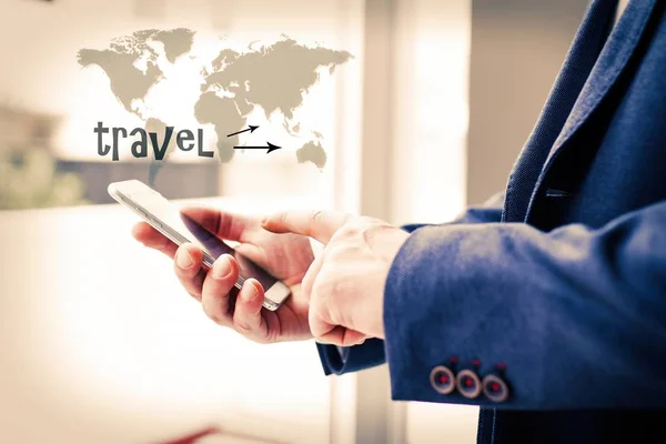 Geschäftsmann Organisiert Reisen Vom Handy Aus — Stockfoto