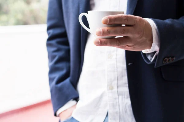 Мужчина Офисе Расслабился Выглядывая Выпивая Чашку Кофе — стоковое фото